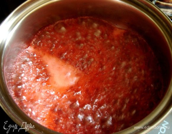 Сироп вернуть в кастрюлю и уварить вдвое.