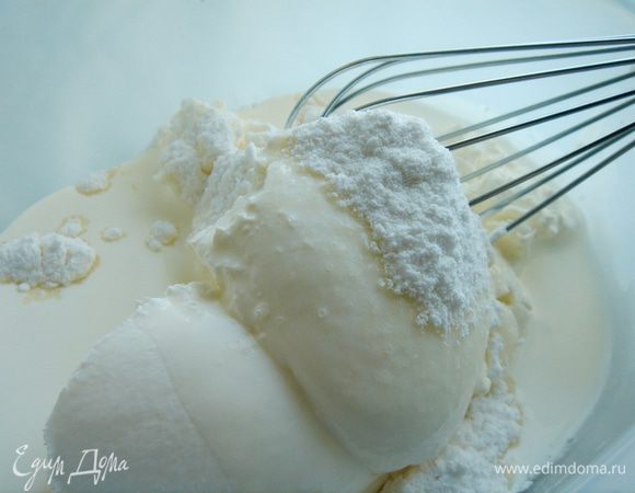 Соединить сливочный сыр со сливками и сахарной пудрой. Взбить.