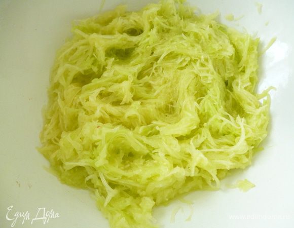 Кабачок почистить и натереть на терке мелкой стружкой