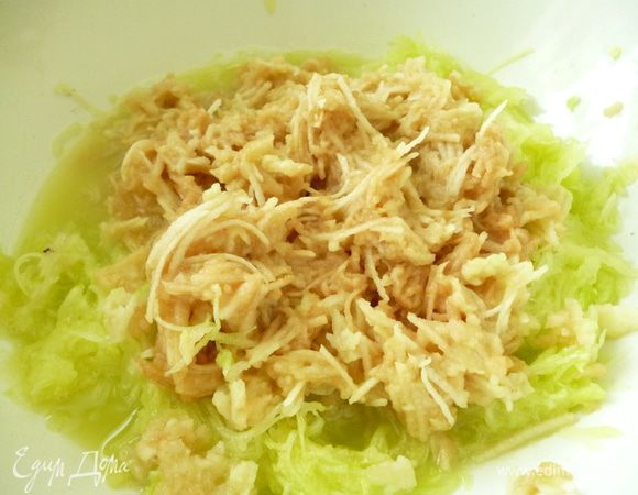 Яблоки тоже почистить и так же натереть на терке мелкой стружкой,добавить к кабачкам