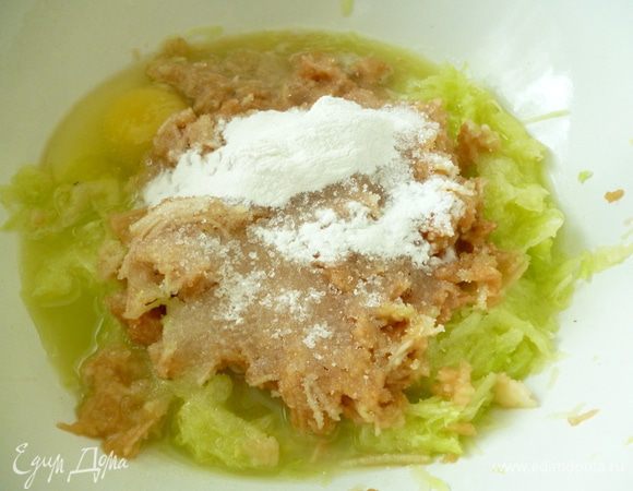 Добавить сахар,яйцо,соль и разрыхлитель