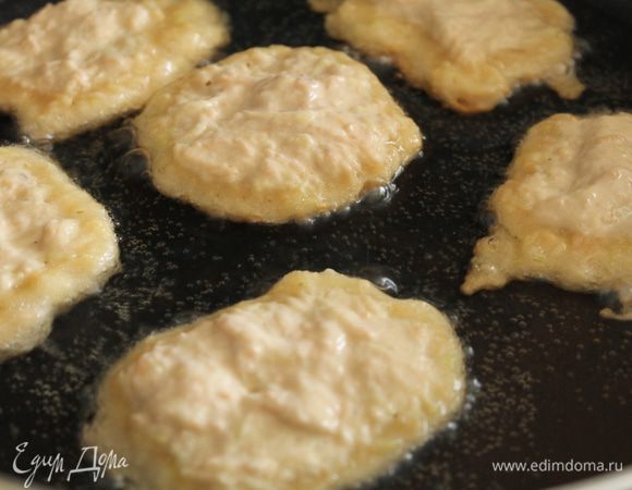 Сковороду нагреть на небольшом огне,налить растительное масло,дать ему хорошо прогреться.Столовой ложкой выкладываем оладушки и обжариваем их с двух сторон до золотистого цвета.