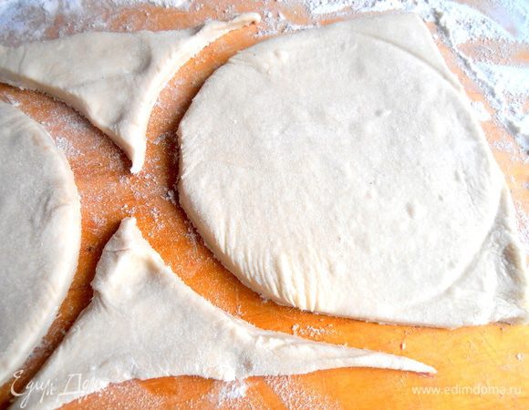 Нажимаем пока краем миски с одной стороны...