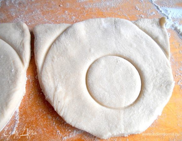 Примерно в центре рюмкой намечаем пятачок. Можно выкроить отдельно...,но тогда и выпекать пятачок придётся отдельно.