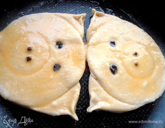 Выкладываем мордашки в смазанную форму и покрываем кисточкой взбитым яйцом. Сверху присыплем сахаром...