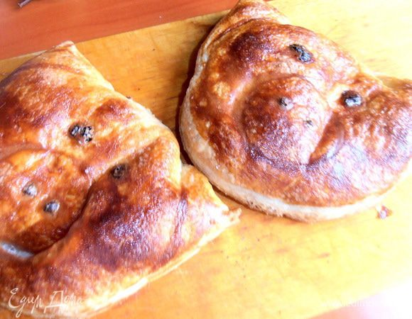 Выпекаем в разогретой духовке до золотистого состояния минут 15 при 200*. Пока не трогаем,оставив на доске или в форме.