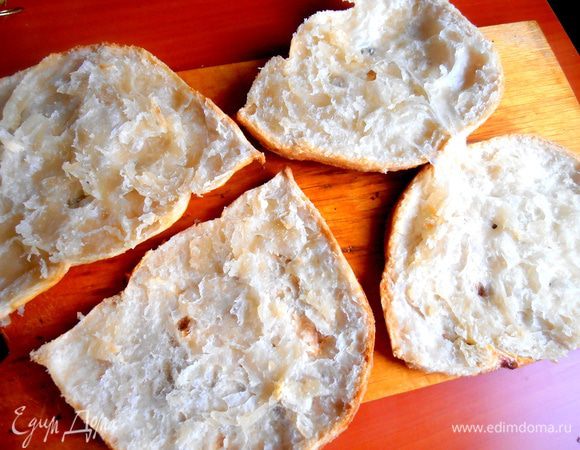 Когда остынут,острым ножом прорезаем бок и ведём вдоль,полностью раскрывая на две половинки слойку.