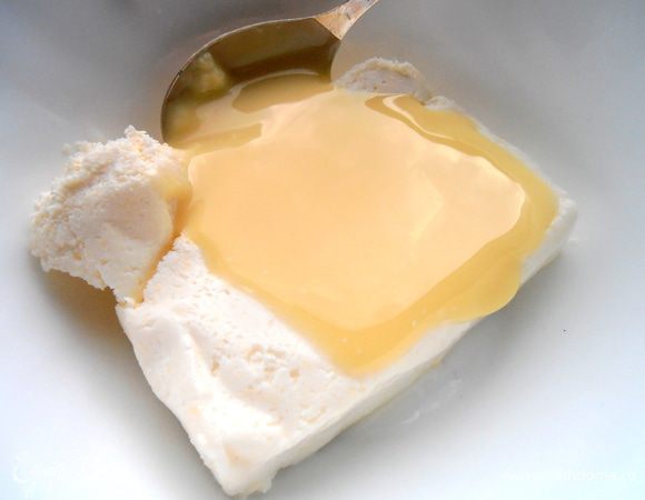 Для начинки пастообразный творог смешиваем со сгущёнкой...