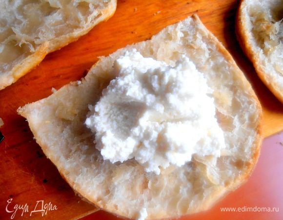 Кладём столовую ложку 
на нижнюю часть хрюши и размазываем...