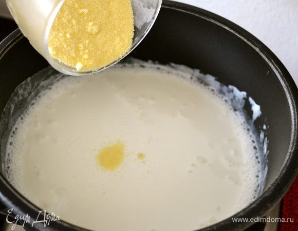 Когда тесто будет почти готово для дальнейшей работы (то есть, по прошествии чуть менее часа), начнем готовить крем из манки! ))) Для этого поставить на огонь молоко, и как только начнет закипать, всыпать манку. 