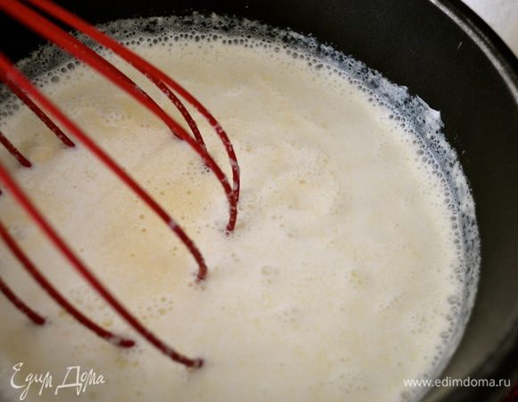 Энергично перемешать венчиком, чтобы не образовались комочки. Дать провариться пару минут (постоянно помешивая), пока масса не загустеет и не начнет отставать от стенок кастрюльки.  