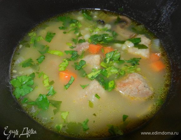 Перед концом добавить петрушку и зеленый горошек, посолить, если необходимо. Подавать горячим.