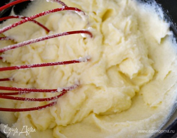 Готовую смесь снять с огня и отставить ненадолго в сторону. 