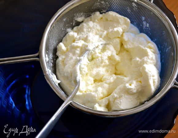 Рикотту протереть через сито.