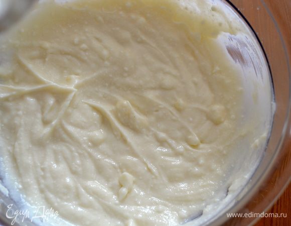 Добавить к ней сахарную пудру и перемешать.  