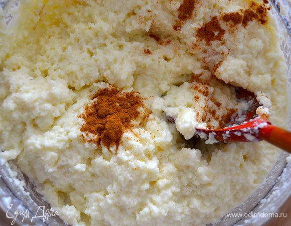 Сразу же добавить к рикотте манную смесь пока она еще не остыла (тогда будет проще избежать образования комочков, но даже если все-таки при смешивании возникнут комочки, ничего страшного, просто интенсивнее перемешивайте!) )) Добавить цедру апельсина и корицу. Наш крем готов!