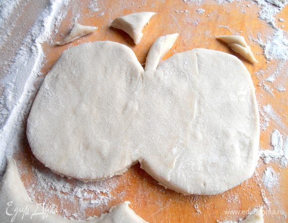 У меня в пачке два пласта теста...Раскатываем слегка один пласт и вырезаем произвольно форму яблочка с веточкой. И второе тоже...