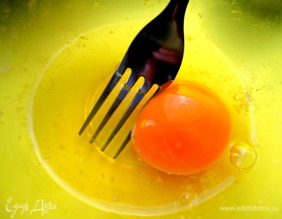 Взбиваем яйцо...Хватит на два рецепта слоек!