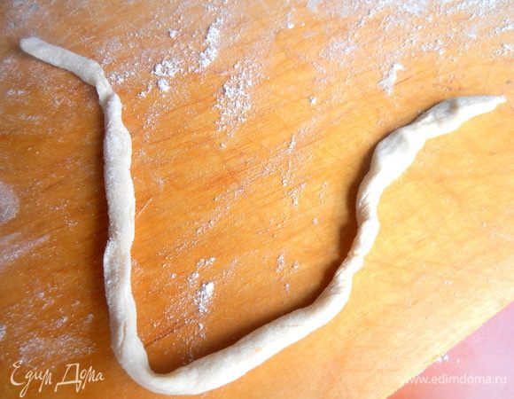 Скатываем из обрезков теста жгутик.