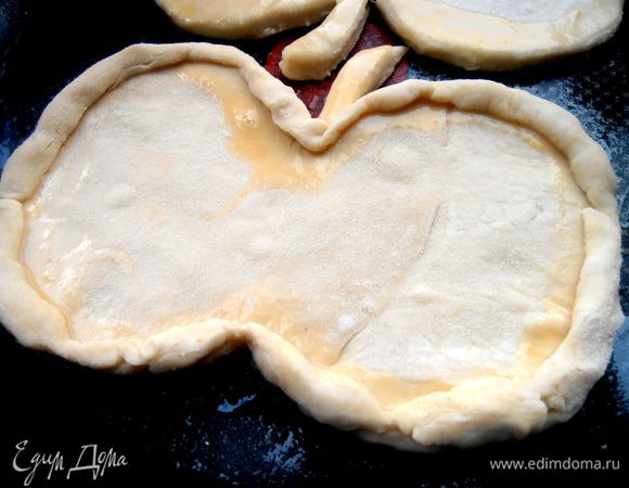 Жгутик будет служить бортиком! Тесто накалываем вилкой.