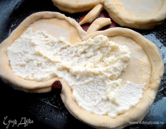 Возьмём из предыдущего рецепта немного творога со сгущёнкой для подушки для яблок и размажем по всей поверхности...