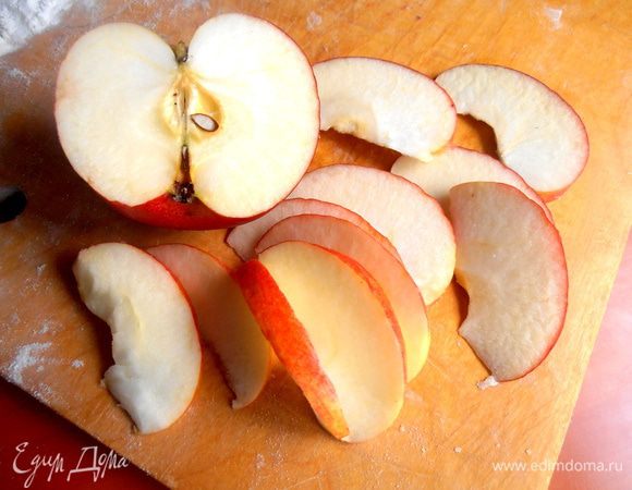 Яблоко очищаем от сердцевины и нарезаем на ломтики...