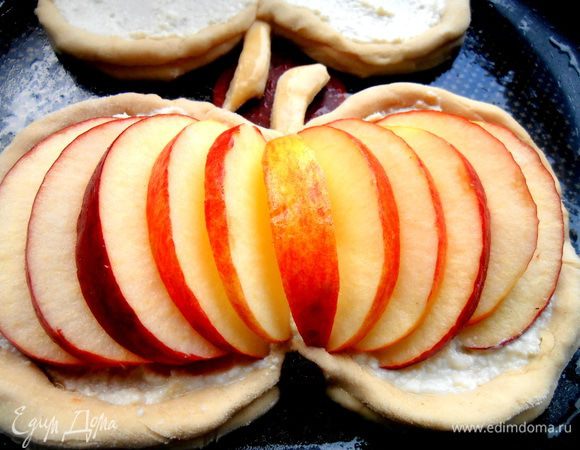 Укладываем веером на каждую слойку по половинке яблочных долек...