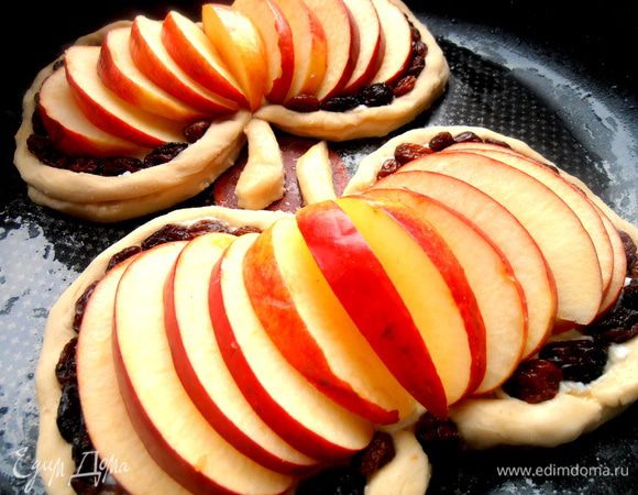 По краю выложим цепочкой чистый изюм.