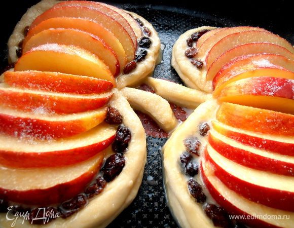 Смазываем взбитым яйцом и присыпаем сверху сахаром...