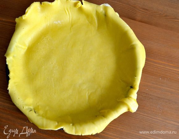 Духовку включить на 180 С. Тесто достать и холодильника и раскатать в пласт. (мне иногда удобнее это делать между двух листов пекарской бумаги) Перенести тесто в смазанную слегка масло и присыпанную мукой форму (у меня 28 см). 