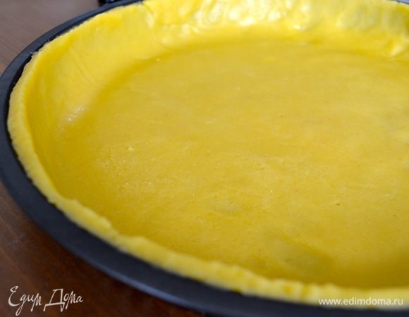 Обрезать излишки теста, подровнять края и создать высокий бортик.