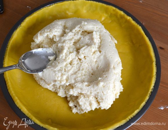 Выложить на тесто крем, и аккуратно разровнять по форме ложкой.