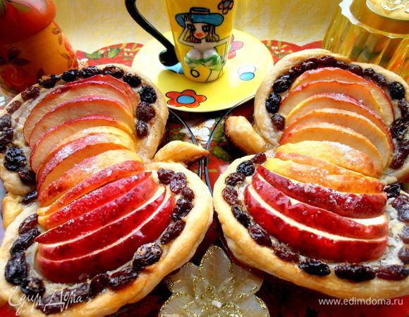 И подаём порционно к кофе...,чаю! Детям хватит и половинки такого слоёного вкусного и полезного "яблочка")))