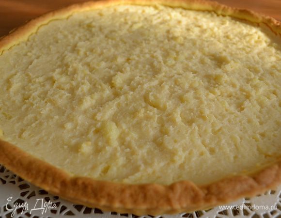 Поставить выпекаться в духовку на 45 минут.  Готовый торт достать из духовки, дать ему остыть, и переложить на блюдо.  