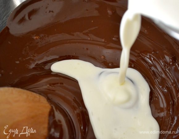 Подогреть сливки и соединить их частями, каждый раз как следует перемешивая, с шоколадом.