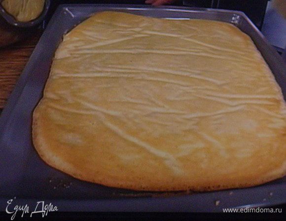 для бисквита: растопить масло. Отделить в 3 яйцах белки от желтков. Белки взбить в мягкую пену со щепоткой соли, постепенно добавляя 30 г сахара, довести белковую пену  до  стойких пиков. Желтки взбить с 30 г сахара и 2 ст. л. горячей воды до кремообразного состояния. 1/3 белков аккуратно ввести к желткам. Муку смешать с крахмалом и просеять к яичной массе, аккуратно смешать. Ввести оставшиеся взбитые белки и растопленное масло. Бисквитную массу распределить на противне, покрытом пекарской бумагой (пласт теста не должен быть толстым, иначе могут возникнуть сложности с укладыванием теста в форму), разровнять и выпекать в разогретой духовке при 175° около 10-15 мин. Теста выходит больше, чем нам понадобится, но остатки его можно применить в любом др. виде десерта типа парфе.