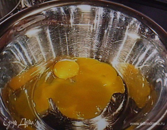 Отделить в оставшихся яйцах желтки от белков.