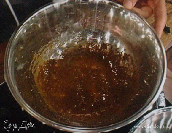 Желтки смешать с сахарной пудрой, ванилью, кофе и 1 ст. л. горячей воды в большой миске на водяной бане,