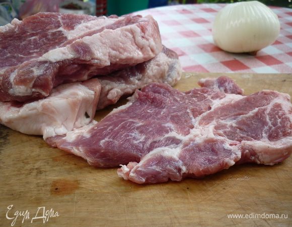 Нарезаем мясо на стейки. если шашлык на шампурах, то режем крупными кусочками. из мелких много сока вытечет. да и...чего мелочиться то