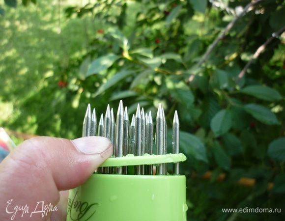 При нажимании из нее вылезают острые шипы. правда, мыть это очень сложно