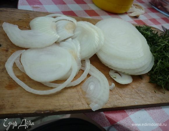 Лук нарезаем тонкими колечками