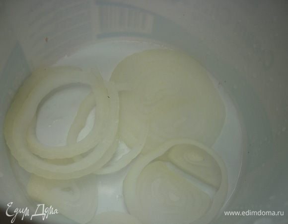 На дно емкости, в которой будет мариноваться мясо, укладываем немного лука