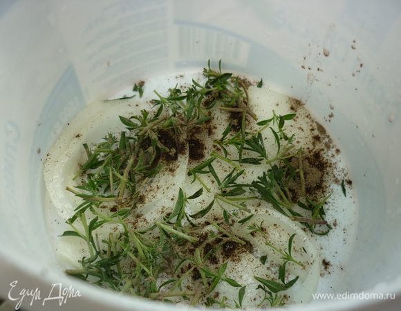 Посыпаем перцем. солью. тимьяном