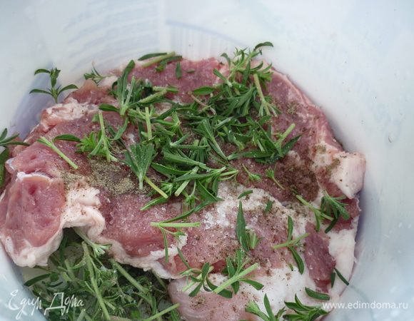 Укладываем мясо, слегка его солим, перчим, посыпаем тимьяном