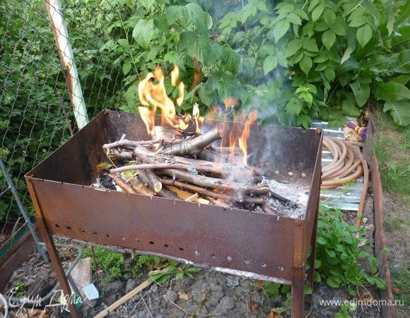 Разжигаем костер в мангале. лучше брать не угли, сделанные неизвестно из чего, а сделать дровишки фруктовые, ароматные, без сосновой смолы
