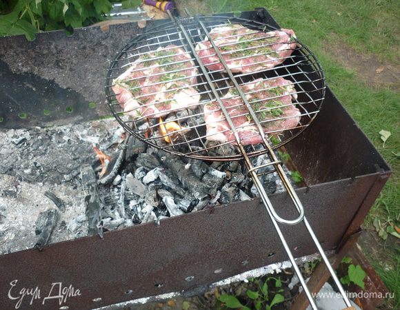 Переносим мясо на угли. а вот непрогоревшие еще дровишки отргебаем в другой угол мангала 