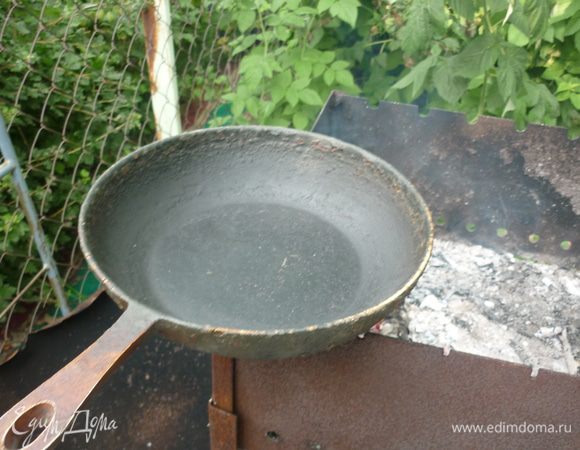 Над открытым огнем на уголке мангала ставим старую сковороду, кастрюлю с толстыми стенками, или еще какую посудину, не жалкую, чтоб ее облизал огонь своим жарким пламенем. пусть она нагревается