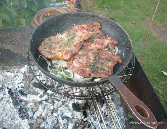 Итак, готовое мясо снимаем с решетки или шампуров, выкладываем его на лук. можно накрыть сверху крышкой. и на 3-4 мин поместить все над углями