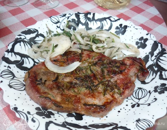 На тарелку кладем мясо, лук и скорее к столу, вкусно еще и с помидорами. ну кетчуп...ну тоже подойдет. наслаждайтесь. это бесподобно