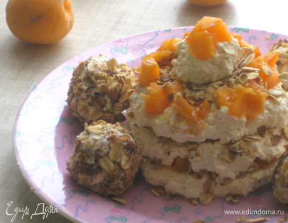 Хлопья обжарить на сухой сковороде до золотистости.
Абрикосы нарезать кубиками. Творог смешать с абрикосовым пюре.
